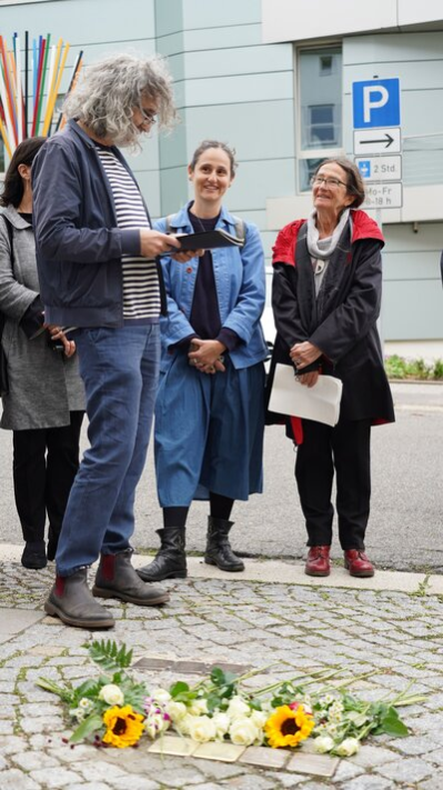 Daniel Dost von den Buntmacher:innen e.V. hält eine Ansprache
