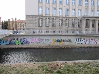 Graffitifläche für Auftragsarbeit: Ufermauer an der Chemnitz im Bereich der Deutschen Bank