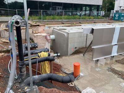 Beim 50-Meter-Becken laufen Tiefbauarbeiten und die ersten Teile werden eingebaut.