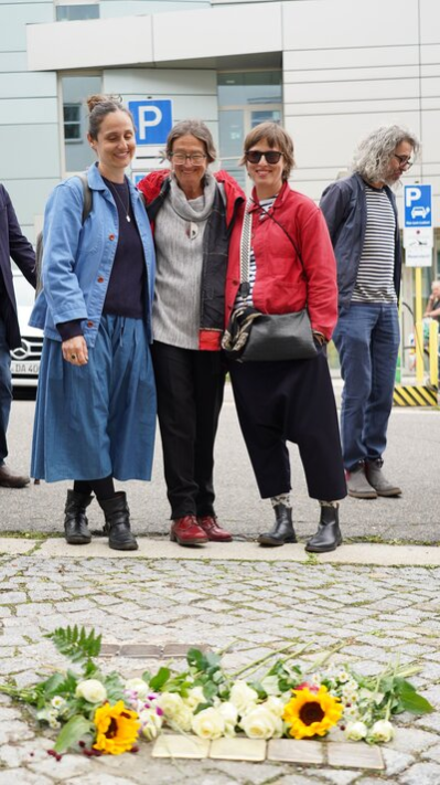 Angehörige von Irmgard Goeritz vor den frisch verlegten Stolpersteinen