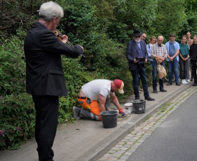 Verlegung des Stolpersteins durch einen Mitarbeiter des städtischen Bauhofs