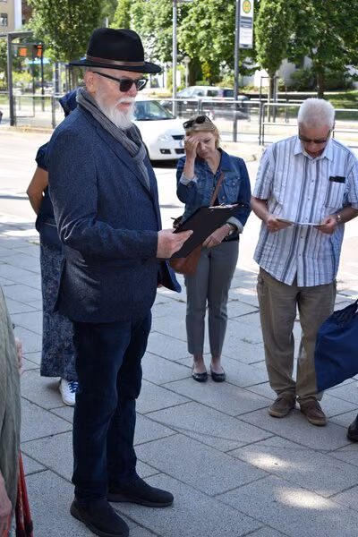 Historiker Dr. Jürgen Nitsche spricht einige Wort über den Lebensweg des Ehepaars Tebrich