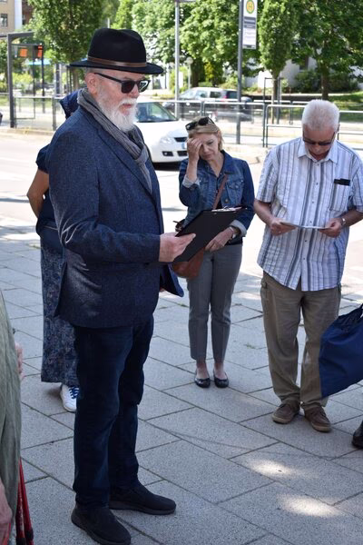 Historiker Dr. Jürgen Nitsche spricht einige Wort über den Lebensweg des Ehepaars Tebrich