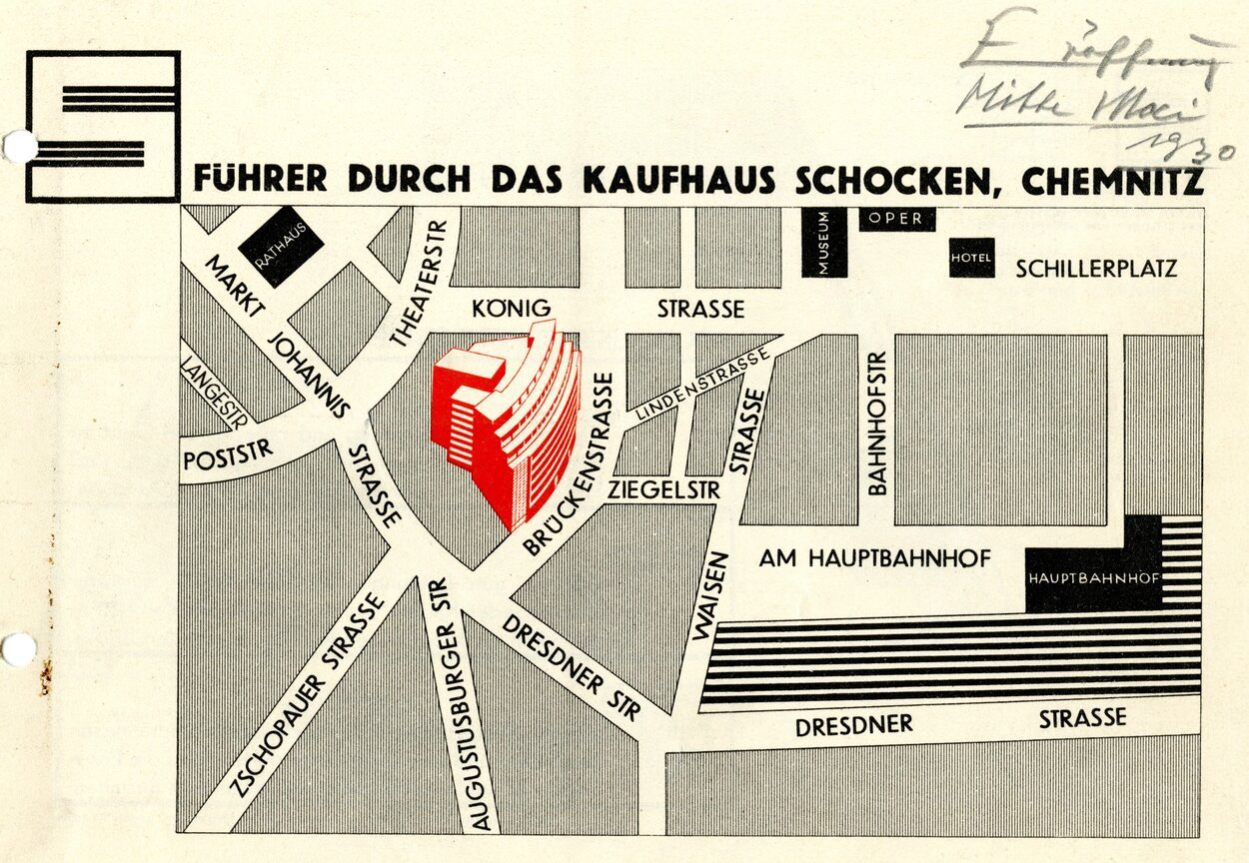 Straßenkarte in Schwarz-Weiß auf denen die verschiedenen Straßen der Innenstadt und in Rot das Kaufhaus Schocken eingezeichnet sind.