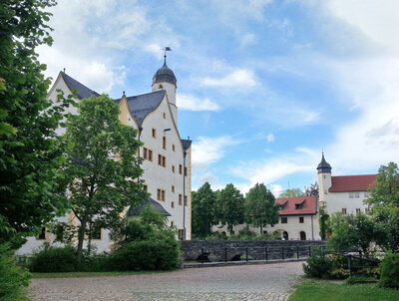 Das Wasserschloß ist ein beliebtes Ausflugsziel in der Region. Von Hochzeiten über Spiel und Spaß für Kinder bis zu Open-Air-Konzerten.