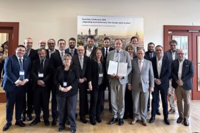 Gruppenbild aller Teilnehmenden an der EUROCITIES-Bürgermeisterkonferenz in Leipzig