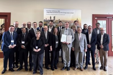 Gruppenbild aller Teilnehmenden an der EUROCITIES-Bürgermeisterkonferenz in Leipzig