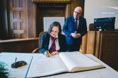 Die Gäste aus dem Partnerstädten trugen sich zum Abschluss der Konferenz ins Goldene Buch der Stadt Chemnitz ein.