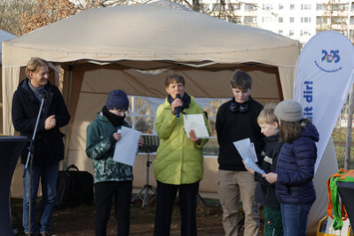 Bürgermeister Michael Stötzer und die Kinder- und Jugendbeauftragte Ute Spindler eröffneten gemeinsam mit weiteren Akteuren den Bürgerpark Gablenz.