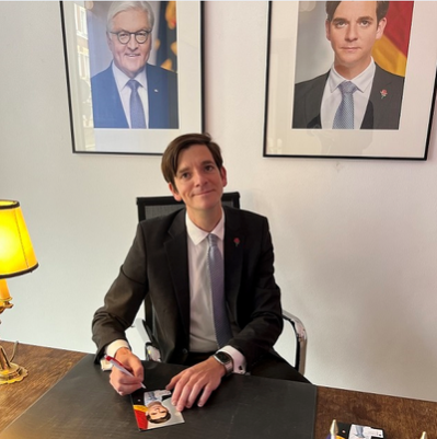 Der Minister in seinem Büro