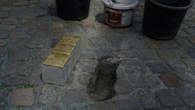 Einige Momente vor der Verlegung der Stolpersteine