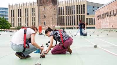 Auftakt f&uuml;r das &bdquo;Roofscape Landmark Project&ldquo; heute auf dem Dach der Stadthalle.