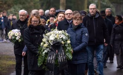 Gemeinsamer Weg zum Denkmal.