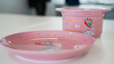 Das diesjährige Kindergeschirr erneut mit Abrafaxe-Motiv.