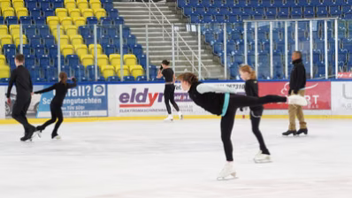 Robin Szolkowy beim Training mit seinen Schützlingen.