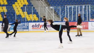 Robin Szolkowy beim Training mit seinen Schützlingen.