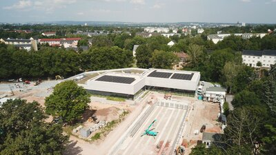 Juli 2024: Die Verlegung des Edelstahlbeckens läuft.