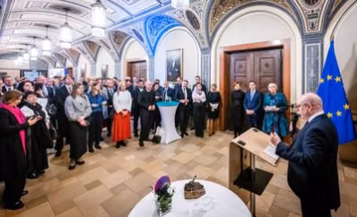 Oberbürgermeister Sven Schulze spricht zu seinen Gästen beim Internationalen Empfang im Rathaus.