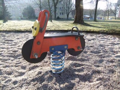 Spielplatz Am Karbel/Achatstraße, Federwippen