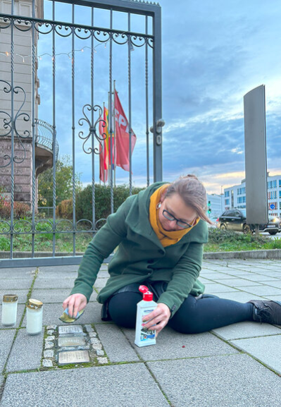 Zahlreiche Chemnitzer:innen beteiligten sich am Putzen der Stolpersteine.