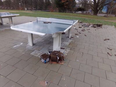 Zerst&ouml;rte Tischtennisplatte im B&uuml;rgerpark Gablenz