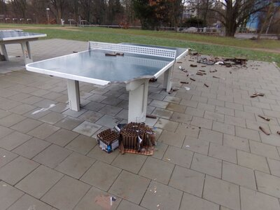 Zerstörte Tischtennisplatte im Bürgerpark Gablenz