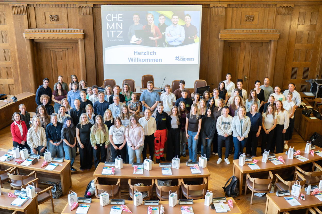 Die Auszubildenden und Studierenden wurden von Mitarbeitenden der Stadt Chemnitz feierlich im Stadtverordnetensaal begrüßt.