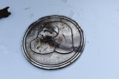 Auch eine Karl-Marx-Medaille war unter den geborgenen Gegenständen.