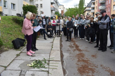 Die Enkelin von Else Schendel hält eine Rede.