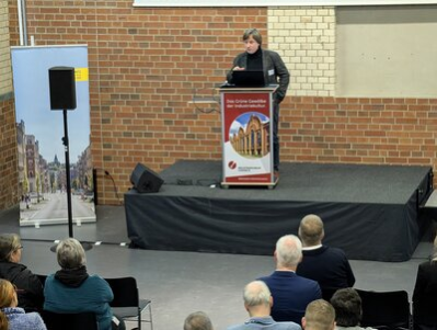 Leiter des Industriemuseums Chemnitz, Herr Kabus, bei seinem Vortrag im Rahmen des 4. Energiedialoges Chemnitz.