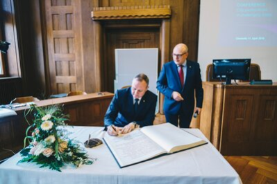 Die Gäste aus dem Partnerstädten trugen sich zum Abschluss der Konferenz ins Goldene Buch der Stadt Chemnitz ein.
