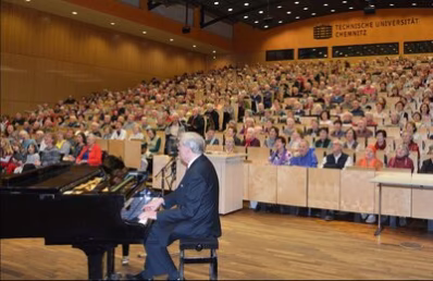 Prof. Dr. Roland Schöne bei einer früheren Vorlesung am Klavier.