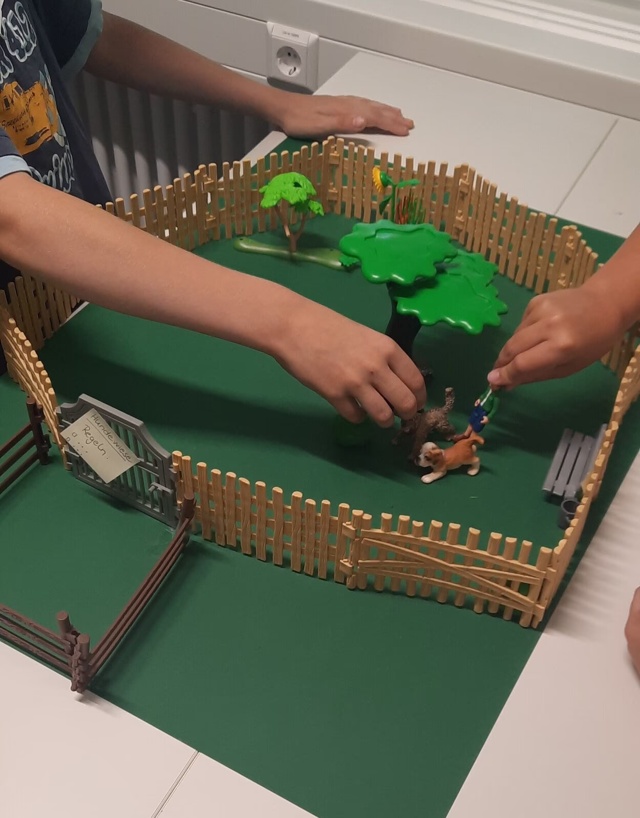 Kinder setzen erste Ideen f&uuml;r die Hundewiese mit Lego um.