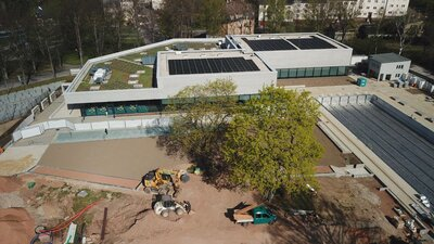 Luftaufnahme Außenbereich und Schwimmhalle - April 2025