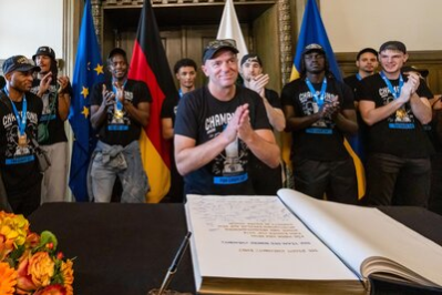 Trainer Rodrigo Pastore trug sich als Letzter ins Goldene Buch der Stadt Chemnitz ein.