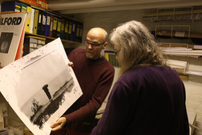 Hans Brinkmann beim Ateliebesuch bei Aino Hyvärinen, der im April 2019 selbst mit der DocTampere-Fotografengruppe in Chemnitz weilte.