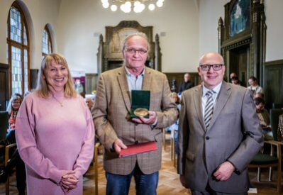 Sozialministerin Petra Köpping (links) überreichte Jens von Lienen den Sächsischen Tierschutzpreis, Oberbürgermeister Sven Schulze gratulierte.
