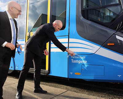 Der stellvertretende Bürgermeister von Tampere, Aleksi Jäntti, hat am vergangenen Freitag eine Straßenbahn der CVAG auf den Namen seiner Stadt getauft.