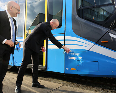 Der stellvertretende Bürgermeister von Tampere, Aleksi Jäntti, hat am vergangenen Freitag eine Straßenbahn der CVAG auf den Namen seiner Stadt getauft.