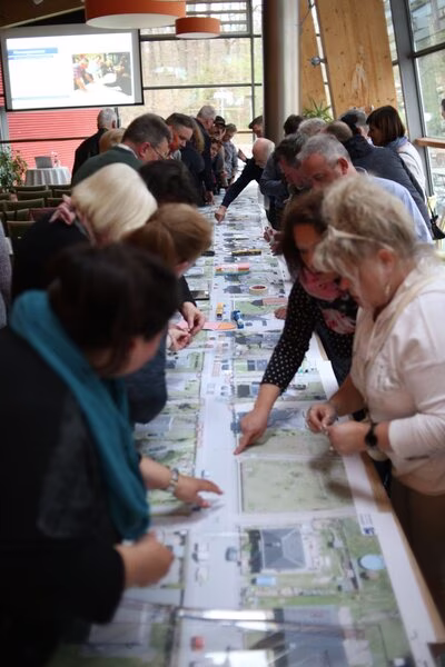 Die Bewohner:innen der Nevoigstraße erarbeiten hier eine der möglichen Varianten ihres StVO gerechten Parkkonzepts. Die finale Variante wird mittels Abstimmung bestimmt und später umgesetzt.
