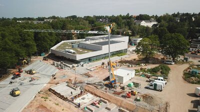 Juli 2024: Die Verlegung des Edelstahlbeckens läuft.
