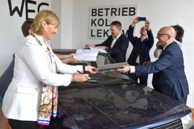 Prof. Dr. Karola Wille, Oberbürgermeister Sven Schulze und Dr. Christoph Dittrich bei der Unterzeichnung des Kooperationsvertrages.
