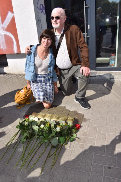 Sohn von Adela Bauer, David Haldane, und seine Tochter bei den Stolpersteinen ihrer Familie.