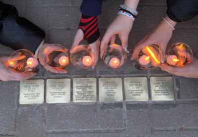 Auch Kinder und Jugendliche beteiligten sich an den Lichterwegen und putzten Stolpersteine - hier bei den Solpersteinen der Familie Bauer