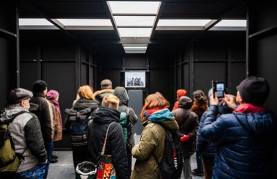 Im Friedenskreuz konnten sich die Besucher:innen Filme anschauen und ihre Friedenswünsche aufschreiben.