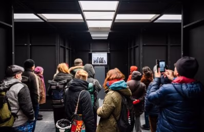 Im Friedenskreuz konnten sich die Besucher:innen Filme anschauen und ihre Friedenswünsche aufschreiben.