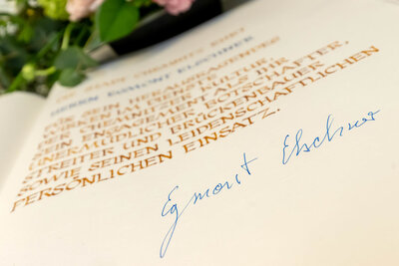 Egmont Elschner hat sich ins Goldene Buch der Stadt Chemnitz eingetragen.