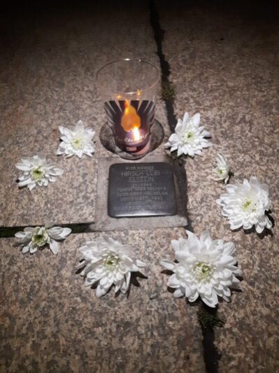 Geputzter Stolperstein und Licht für Hirsch Leib Elstein