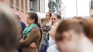Teilnehmende der Stolpersteinverlegung für Familie Sommerfeld/Kaes
