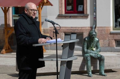 Oberbürgermeister Sven Schulze bei der Gedenkveranstaltung am 8. Mai 2025
